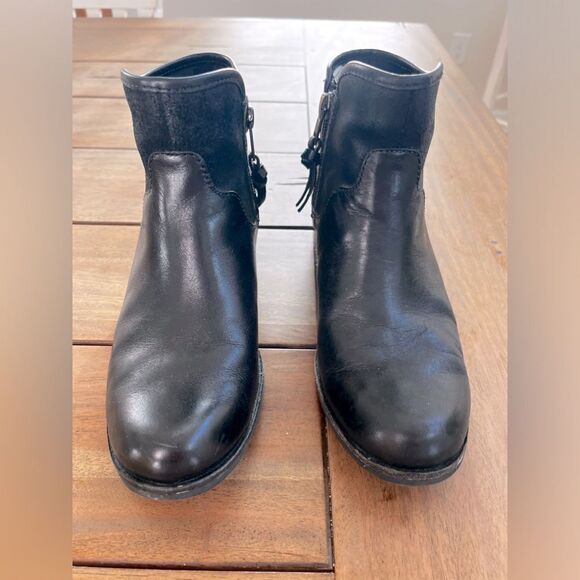 UGG Penelope Black Ankle Boots with Glossy Finish and Rounded Toe. Size 6 - Picture 6 of 11